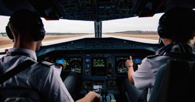 Stire din Actualitate : Un pilot drogat a vrut să oprească motoarele avionului în timpul zborului. Zicea că e mort deja