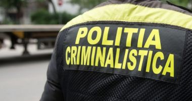 Stire din Eveniment : Cadavrul unui tânăr de 23 de ani, găsit pe acoperișul unei clădiri. Poliția ia în calcul varianta sinuciderii