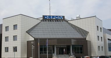 Stire din Eveniment : Bătaie crâncenă în sediul Serviciului de Înmatriculări și Permise. Tinerii aveau un întreg arsenal