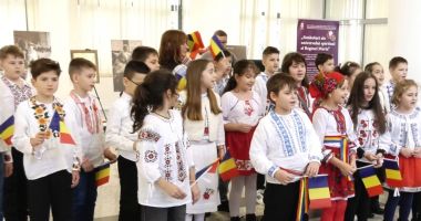 Stire din Cultură-Educație : Muzeul de Istorie Constanța a devenit scenă tricoloră. Elevii au sărbătorit România