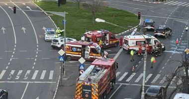 Stire din Eveniment : Accident între o ambulanță și o mașină. Autospeciala transporta mai mulți militari