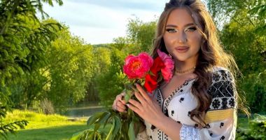 Stire din Eveniment : O interpretă de muzică populară s-a răsturnat cu mașina, după ce a lovit un cap de pod