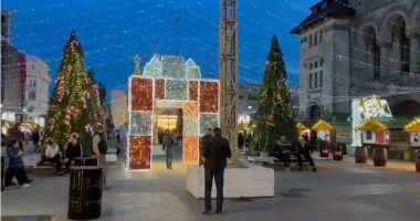 Stire din Social : Constanța intră în spiritul Crăciunului. Târgul din Piața Ovidiu s-a deschis oficial