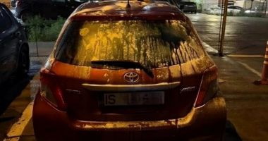 Scandal sentimental. Un bărbat şi-a găsit maşina „ornată” cu făină, lapte şi ouă