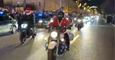 Stire din Actualitate : Moș Crăciun a ajuns pe motocicletă și a împărțit cadouri copiilor la Târgul de Crăciun într-un oraș din România