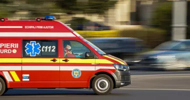 Stire din Eveniment : Accident pe trecerea de pietoni. O femeie a murit, iar șoferul a ajuns la spital
