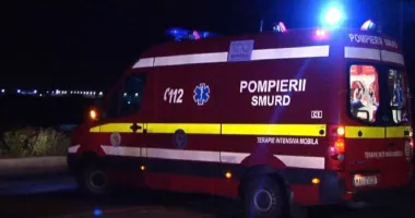 Stire din Eveniment : Impact violent în Nazarcea. Două persoane rănite după ce o mașină s-a răsturnat