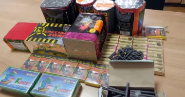 Stire din Eveniment : Captură uriașă de articole pirotehnice. Sute de kilograme de artificii confiscate de polițiști