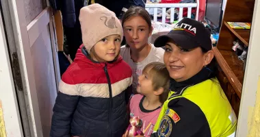 Stire din Social : Polițiștii constănțeni au făcut daruri unor familii nevoiașe din localitatea Lipnița