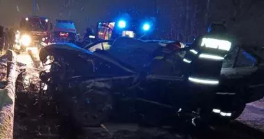 Stire din Eveniment : Accident terifiant cu două mașini. Trei persoane au fost încarcerate, una este resuscitată