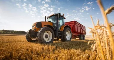 Stire din Eveniment : Tractorist băut și fără permis, reținut după ce a avariat patru mașini în parcare