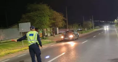 Stire din Eveniment : Tânăr prins de două ori în aceeași noapte conducând beat, fără permis şi cu ITP-ul expirat