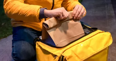 Stire din Eveniment : „Meniul zilei” cu artificii ilegale. Vânzător prins cu materiale pirotehnice ascunse într-o geantă de livrare