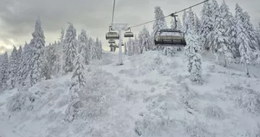Stire din Actualitate : Vești bune pentru turiști. S-a deschis sezonul de schi în Poiana Braşov