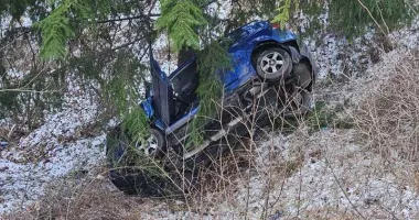 Stire din Eveniment : Adolescent rănit după ce mașina în care se afla a căzut într-o râpă