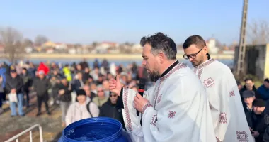 Stire din Social : Bobotează cu credință și curaj la Medgidia. Campion mondial, câștigător al ritualului Sfintei Cruci