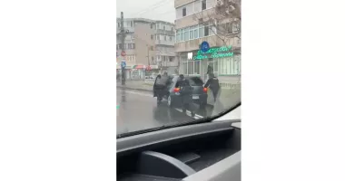 Stire din Eveniment : Jandarmii din Constanța, sprijin pentru un șofer în pericol pe carosabil