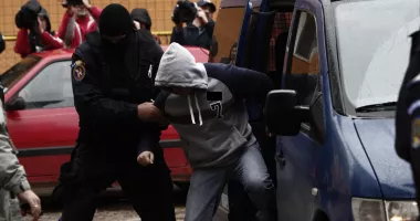 Stire din Eveniment : Trei bărbați au fost arestați preventiv după ce ar fi violat o tânără de 20 de ani