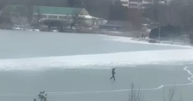 Stire din Eveniment : Sub cod galben de ger, lacurile au devenit patinoare naturale. Gheața nu e sigură!