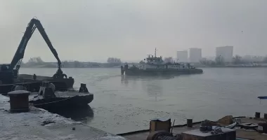 Stire din Actualitate : Navigația pe canal, afectată grav! Un petrolier a rămas blocat