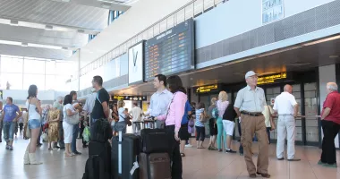 Stire din Eveniment : Captură uriașă pe aeroport: peste 175.000 de țigarete descoperite în bagajele a trei români
