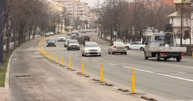 Stire din Social : Se ridică mașinile de pe bulevardul 1 Mai pentru amenajarea benzii speciale de autobuz