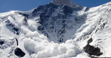 Stire din Actualitate : Doi turiști au murit surprinși de o avalanșă în timp ce schiau în afara pistei