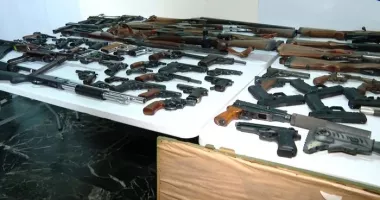 Stire din Eveniment : Contrabandă cu arme letale: 11 percheziții și trei persoane aduse la audieri