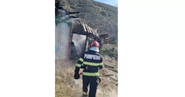 Casă mistuită de flăcări în Ostrov (Tulcea). Salvare la limită pentru o locuitoare