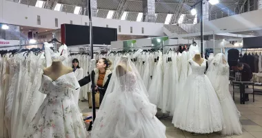 Stire din Economie : Rochii superbe de mireasă, bijuterii de lux și „căsătorii“ de o zi, la Târgul de Nunți 2026