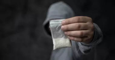 Stire din Eveniment : Tânăr arestat pentru trafic de droguri prin metoda „dead drop”. Peste 3 kilograme de canabis confiscate
