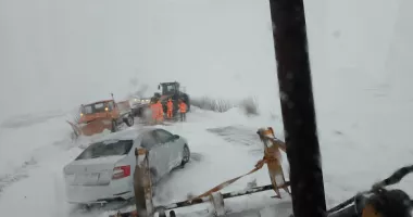 Stire din Eveniment : Blocaj între Saraiu și Stejaru. Zeci de mașini afectate, intervenție a autorităților