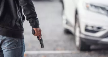 Stire din Eveniment : Muncitori ameninţaţi cu pistolul de un bărbat nemulţumit de cum i-a fost deszăpezită strada