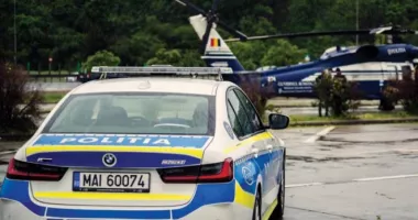 Stire din Eveniment : Urmărire ca în filme: bărbat căutat pentru trafic de droguri, prins după ce a intrat cu mașina în gard