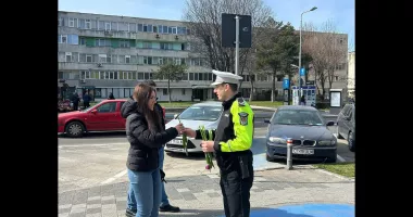 Stire din Eveniment : Polițiștii locali din Constanța au împărțit flori doamnelor și domnișoarelor de 8 Martie