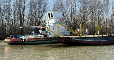 Stire din Economie : Incident naval pe Canalul Sulina. O ambarcațiune s-a scufundat, autoritățile au deschis o anchetă