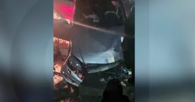 Stire din Eveniment : Accident spectaculos. O mașină a fost proiectată pe acoperișul unei case
