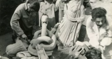 Stire din Cultură-Educație : Spectaculoase imagini de arhivă, cu momentul descoperirii tezaurului de sculpturi de la Tomis, dezvăluite de MINAC