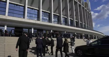 Stire din Sport : Ultimul omagiu pentru Mircea Lucescu. Sicriul a fost depus la Arena Națională