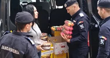 Stire din Eveniment : Jandarmii constănțeni au adus bucurie copiilor din centrele sociale, înainte de Paște