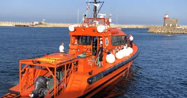 Stire din Eveniment : Salvare contra-cronometru în largul Constanței. Marinar preluat de pe navă și dus la spital