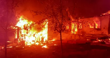 Stire din Eveniment : Incendiu devastator. Un bărbat de aproximativ 60 de ani a murit carbonizat