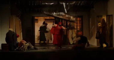 Stire din Eveniment : O bucată de tavan fals a căzut peste un actor, pe scenă, în timpul unui spectacol