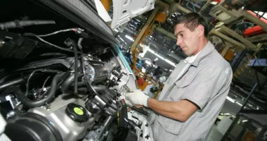 Stire din Actualitate : O fabrică de piese auto dă afară sute de angajaţi. 500 de oameni vor rămâne şomeri