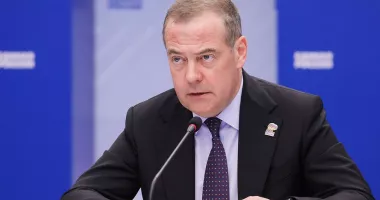 Stire din Actualitate : Dmitri Medvedev pune la îndoială adecvarea SUA de a juca rolul de mediator în conflicte