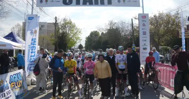 Stire din Sport : Turul Dobrogei la Ciclism 2026 a început la Cumpăna. Sute de sportivi au luat startul în prima etapă
