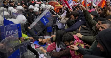 Stire din Actualitate : Proteste masive și violențe de 1 Mai la Istanbul și Atena. Ce este mișcarea "May Day"