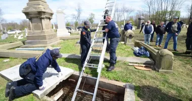 Stire din Actualitate : Descoperire macabră într-o criptă abandonată. Anchetatorii căutau un bărbat dispărut dar au dat peste două cadavre!