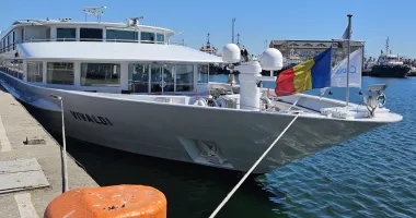 Stire din Economie : Nava fluvială de pasageri Vivaldi acostează în portul Constanța