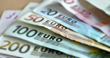 Stire din Economie : BNR: Leul continuă să se deprecieze, euro atinge un nou maxim istoric